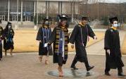 <a href='http://admdocs.dilidally.net'>bet8体育娱乐入口</a>'s commencement exercises are filled with inspiration and moments of joy as graduates walk across the seal on Kaufman Mall. 图Chuck Thomas/ODU