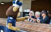 Ann Raymond-Savage fist-bumps Big Blue before the football game. 图Chuck Thomas/ODU