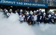 The Monarchs and coach Ricky Rahne rush onto the football field. 图Chuck Thomas/ODU